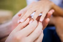 Anh hàng xóm cầu hôn ngay trong bệnh viện khiến tôi bối rối