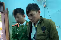 Bắt giữ người Mông giấu 2 bánh heroin trong áo, bán lấy tiền tiêu Tết