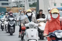 Hà Nội đón gió lạnh đầu mùa, người dân thích thú mặc áo ấm