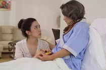 Mẹ già năn nỉ lên ở cùng vì cô đơn, con gái từ chối 