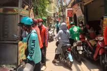 Quán ăn đông nghịt shipper, vi phạm quy định chống dịch COVID-19