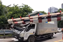 Xe tải móp đầu vì đâm thanh giới hạn chiều cao trên cầu 