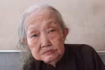 Lão bà bà Việt yêu tóc như báu vật, cả đời không cắt, không gội