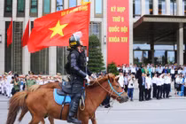 Đoàn cảnh sát cơ động kỵ binh diễu hành trước quảng trường Ba Đình