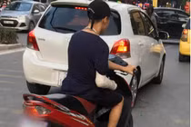 Xôn xao hình ảnh nam thanh niên bị gãy tay phải, vẫn liều mình vặn ga xe máy bằng... tay trái