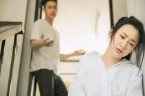 Đêm tân hôn chồng ép vợ bán hết vàng cưới trả nợ cho em trai