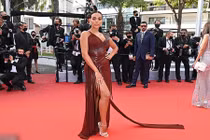 Bạn gái C.Ronaldo đẹp hút mắt trên thảm đỏ LHP Cannes 2021