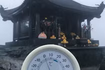 Băng giá phủ trắng đỉnh Yên Tử