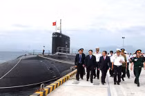 Lãnh đạo Thủ đô thăm tàu ngầm Hà Nội 