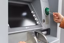 Rút tiền tại cây ATM, bay sạch tài khoản vì dính chiêu lừa này