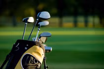 Đại gia chơi golf đánh vỡ đầu người phục vụ