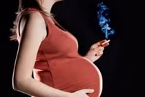 Mẹ hút thuốc, con có não nhỏ