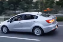 Video: Chết khiếp cảnh bé trai nói chưa rõ lái ô tô trên cao tốc