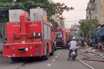 TP HCM: Cháy kho sản xuất bao bì trong cơn mưa lớn
