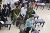 Hà Văn thắm coi Nguyễn Xuân Sơn là “phương tiện vận chuyển” tiền