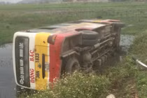 Tránh công nông, xe bus bay xuống ruộng, hành khách “tắm bùn“