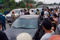 Giang hồ vây xe chở công an: Xem lại việc cán bộ ăn nhậu xảy ra xô xát