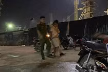 Bị CSGT bắt xe, đối tượng về nhà lấy dao đâm công an