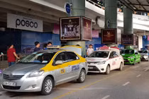 Nhân viên sân bay Nội Bài bị lái xe taxi cầm dao dọa đâm