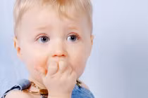 Cách giúp bé bỏ tật cắn móng tay rất hiệu quả
