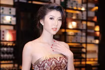 Ngọc Quyên bất ngờ hóa quý bà