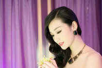 Khánh My lộ ngực đầy