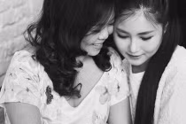 Hương Tràm khoe ảnh tình cảm bên mẹ ngày 8.3