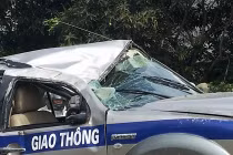 Xe Thanh tra giao thông lật ngửa, 3 cán bộ may mắn thoát chết