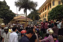 Giải vây phó công an huyện bị hàng trăm người dân bắt nhốt