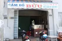 Thiếu nữ tâm thần mang vàng giả đi... cầm, lấy tiền xài