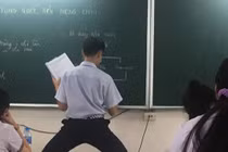 Sở hữu chiều cao vượt trội, nam sinh đành phải xoạc chân khi lên bảng