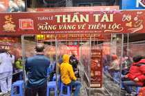Hà Nội: Người dân xếp hàng dưới mưa rét chờ mua vàng từ 3h sáng