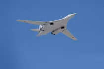 Mỹ giật mình khi "Thiên nga trắng" Tu-160 mang vũ khí bí mật áp sát