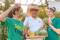 Khu vườn ngập tràn hoa thơm trái ngọt trong biệt thự của Quyền Linh