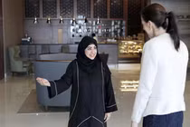 Kỳ dị khách sạn Dubai cấm nhân viên chào lịch sự với khách