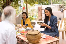 Nhà Sài Gòn và quê Thanh Hóa của Á hậu Hoàng Thùy khác nhau thế nào?
