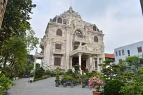 Choáng váng lâu đài dát vàng xây 10 năm của đại gia Nam Định 