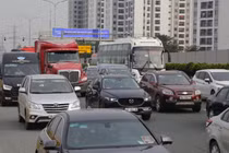 Tắc dài hàng km ở cao tốc Pháp Vân, khách mệt mỏi chờ xuống xe