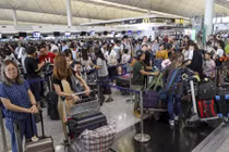 Chủ homestay Việt “la oai oái” vì...sân bay Hong Kong thất thủ