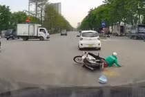 Clip: Ô tô húc ngã lái xe máy Dream cản đường rồi chạy “mất hút” 