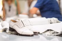 Tận mục quy trình sản xuất giày Christian Louboutin siêu đắt đỏ