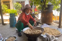 Người dân ở rốn lũ Quảng Bình tiếp tế đồ ăn cho y, bác sĩ ở Bắc Giang