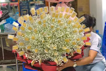 Đại gia ở Cần Thơ đặt bó hoa 100 cây vàng tặng vợ dịp 8/3