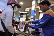 Giá xăng tăng 300 đồng, lên sát mức 20.000 đồng/lít