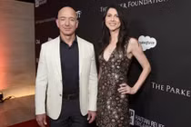 Tỷ phú Jeff Bezos từng đối xử với vợ thế nào?