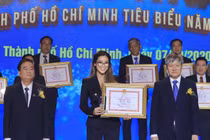 Ái nữ nhà đại gia Johnathan Hạnh Nguyễn nhận giải Doanh nhân tiêu biểu