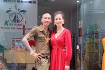Vợ chồng 'ca sĩ' Phú Lê bị điều tra vì bán hàng không giấy phép rồi quảng cáo là thuốc đặc trị