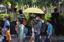 Thảo cầm viên Sài Gòn 'quá tải' trong ngày đầu năm 2022