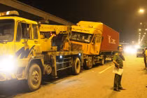 Nhiều người bất lực không cứu được tài xế kẹt trong container