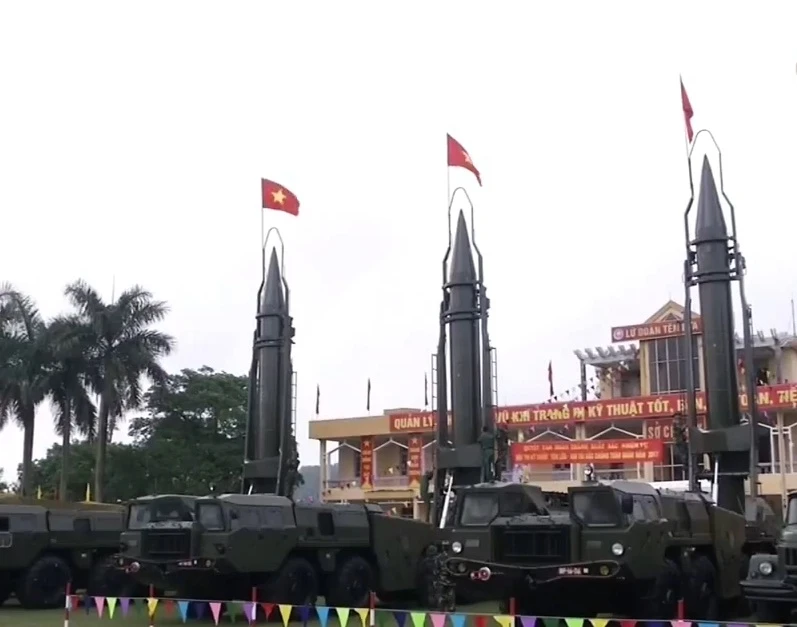 Oai phong dàn tên lửa Scud Việt Nam chĩa lên trời